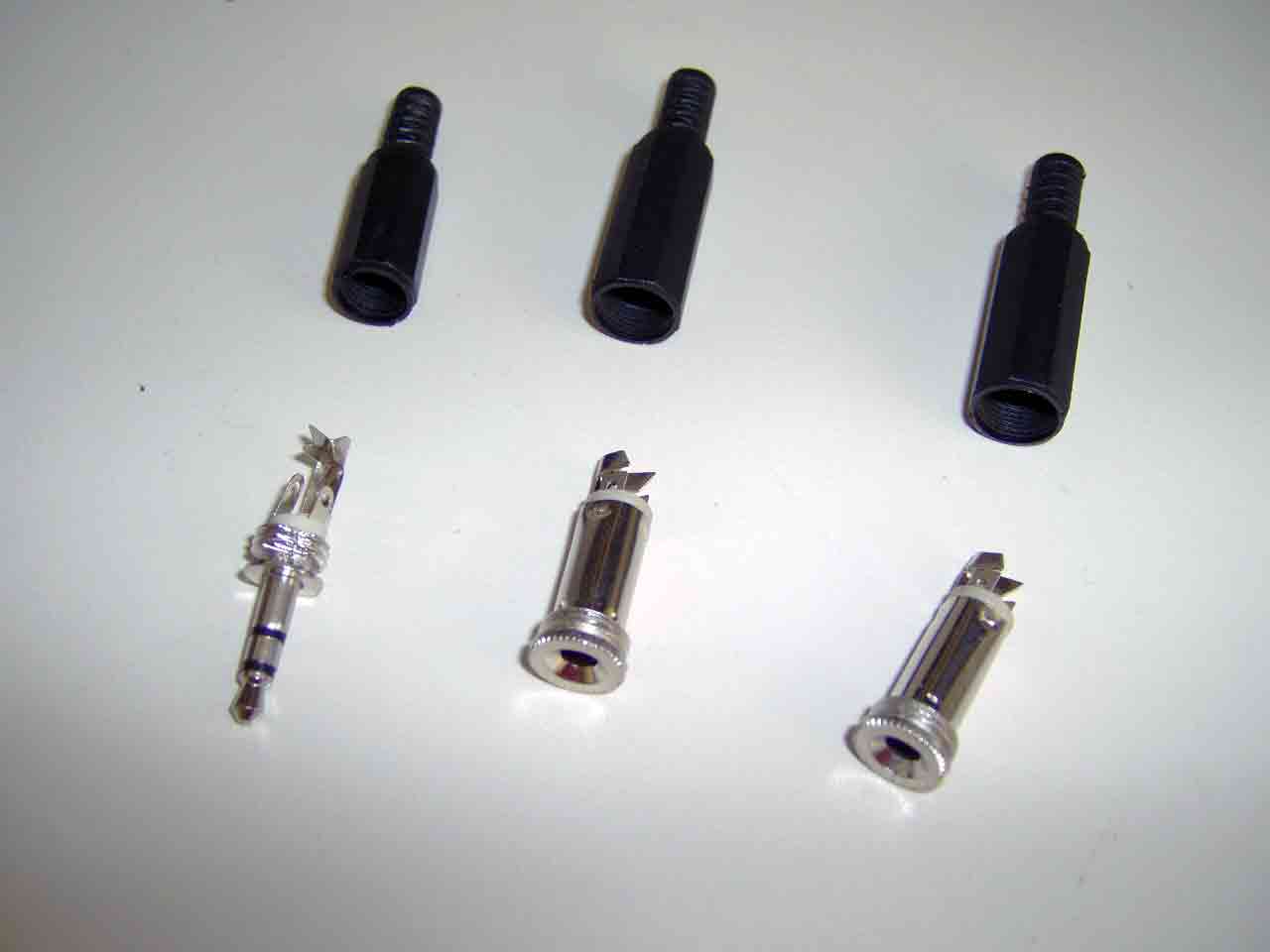 Klinkenstecker und Buchsen. offen